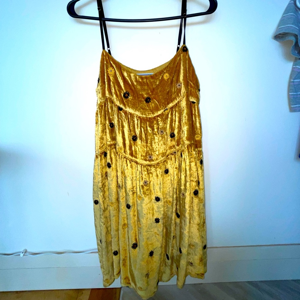 Kimchi Blue Gold Velvet Flower Dress - Large